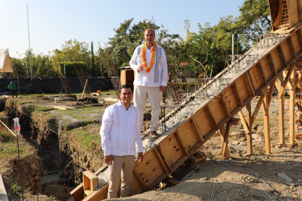 Natividad Castrejón Valdez constató los avances de la construcción del Auditorio con Cancha de Usos Múltiples en la UTHH