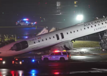 Choque entre avión de Air Canada y camión de bomberos deja dos muertos y múltiples heridos.