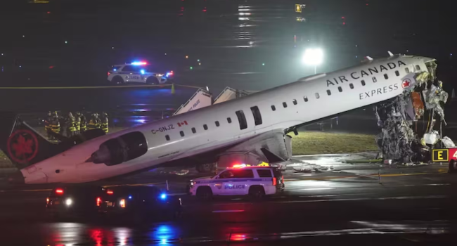 Choque entre avión de Air Canada y camión de bomberos deja dos muertos y múltiples heridos.