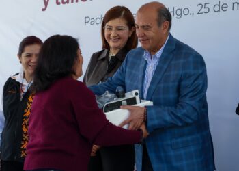 Natividad Castrejón entrega equipamiento a secundarias y laboratorios de ciencias