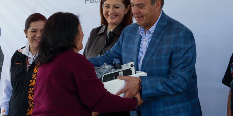 Natividad Castrejón entrega equipamiento a secundarias y laboratorios de ciencias