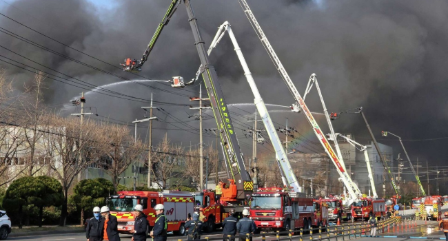 Incendio en fábrica automotriz de Corea del Sur deja 50 heridos.