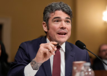 Joseph Kent renuncia como director de antiterrorismo en EU por guerra en Irán.