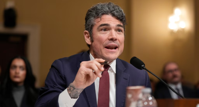 Joseph Kent renuncia como director de antiterrorismo en EU por guerra en Irán.