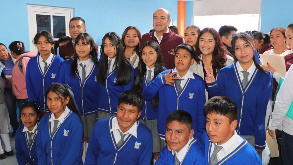 Natividad Castrejón resaltó la coordinación entre el gobierno estatal y el ayuntamiento de Pacula para impulsar la educación como herramienta de transformación social.