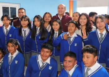 Natividad Castrejón resaltó la coordinación entre el gobierno estatal y el ayuntamiento de Pacula para impulsar la educación como herramienta de transformación social.