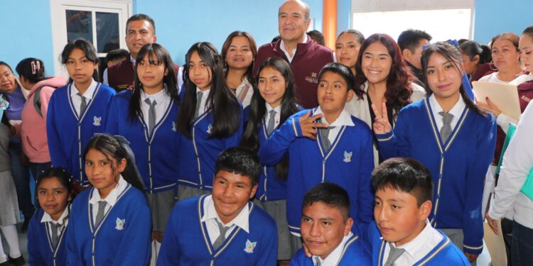 Natividad Castrejón resaltó la coordinación entre el gobierno estatal y el ayuntamiento de Pacula para impulsar la educación como herramienta de transformación social.