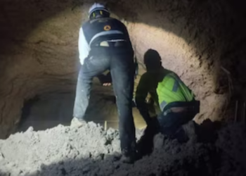 Rescatan con vida al primero de cuatro mineros atrapados en Santa Fe, Sinaloa.