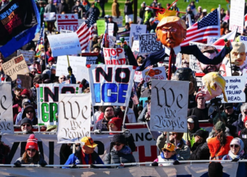 Multitudes en EU y Europa se manifiestan contra Donald Trump.