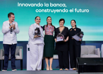 Sheinbaum impulsa la digitalización de pagos en casetas y gasolineras.