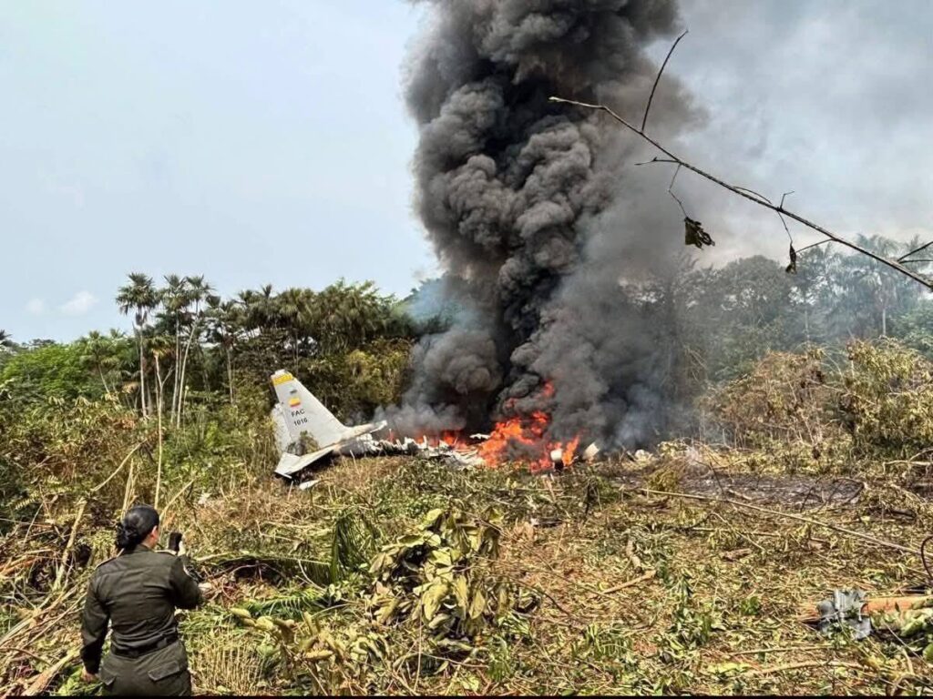 Sobreviven 48 personas tras accidente de avión militar en Colombia (VIDEOS)