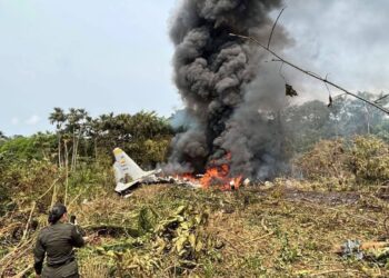Sobreviven 48 personas tras accidente de avión militar en Colombia (VIDEOS)