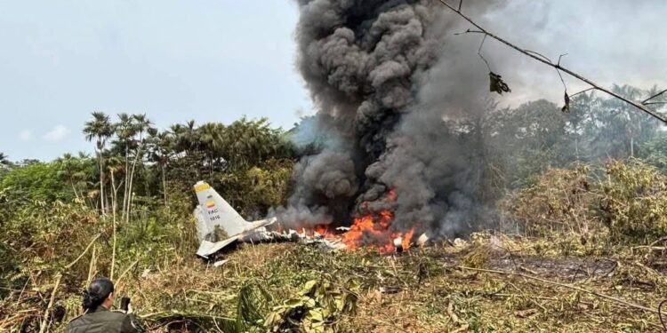 Sobreviven 48 personas tras accidente de avión militar en Colombia (VIDEOS)