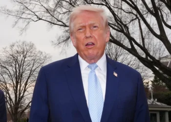 Trump amaga con enviar agentes del ICE para reforzar seguridad en aeropuertos