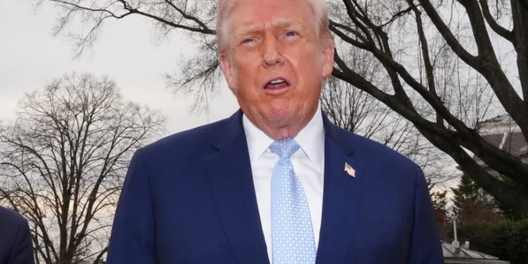 Trump amaga con enviar agentes del ICE para reforzar seguridad en aeropuertos