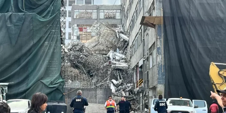 Tras colapsar edificio en demolición en San Antonio Abad, CDMX, una persona pierde la vida