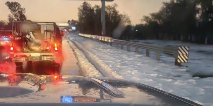 Granizada cubre de blanco la autopista México-Pachuca