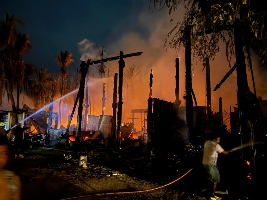 Incendio arrasa con más de 70 negocios en zona turística de Punta Zicatela, Oaxaca (VIDEOS)
