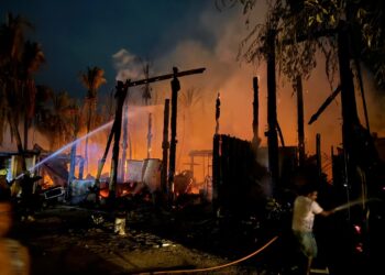 Incendio arrasa con más de 70 negocios en zona turística de Punta Zicatela, Oaxaca (VIDEOS)