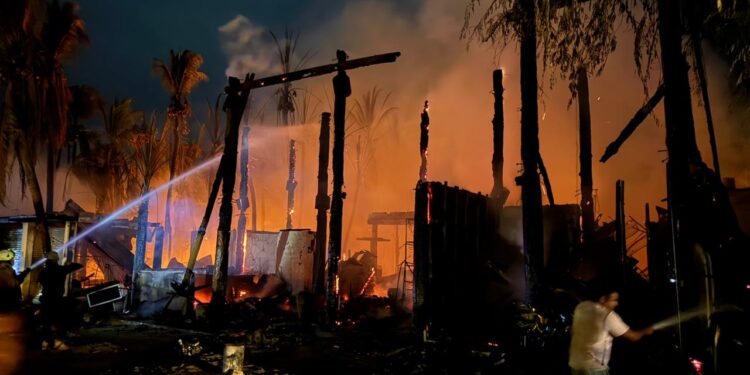 Incendio arrasa con más de 70 negocios en zona turística de Punta Zicatela, Oaxaca (VIDEOS)