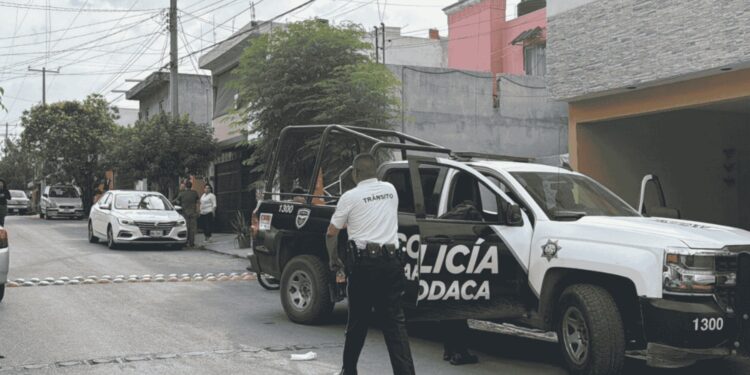 Movilización policiaca por presunta toma de rehén en estética (VIDEO)