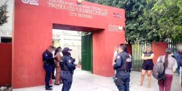 Amenaza con arma de fuego en secundaria genera despliegue policiaco