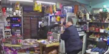 Ladrón lesiona con arma blanca a adulto mayor durante robo a tienda.