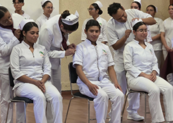 CECyTE Hidalgo realiza imposición de cofias y fistoles en Santiago Tulantepec.