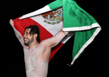 David Olvera impone récord en aguas abiertas al nadar 85 km en Cozumel-Cancún.