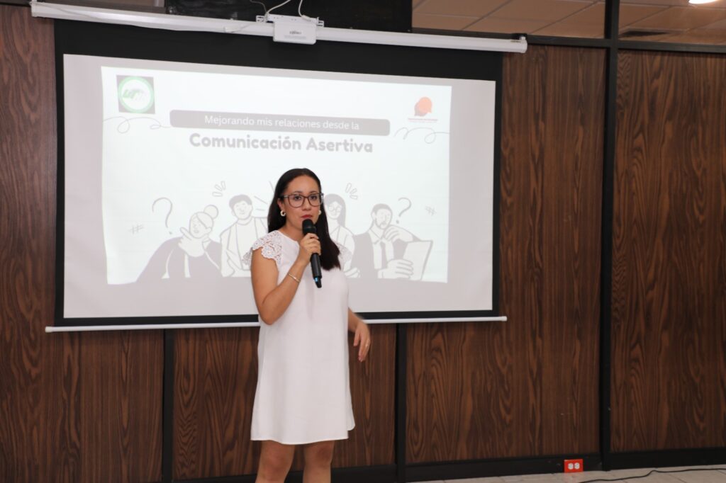 Capacita UTHH a su personal en comunicación asertiva