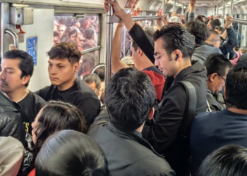 Reportan aglomeraciones en el Metro CDMX por paro de trabajadores.
