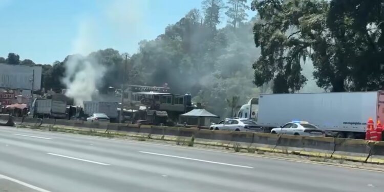 Por disputa de obras desatan balacera y quemas de vehículos en la México-Puebla