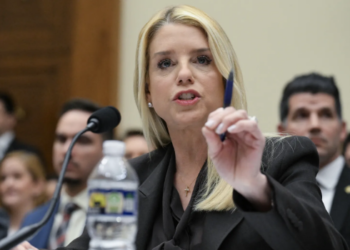 Trump remueve a Pam Bondi de la fiscalía general de EU.