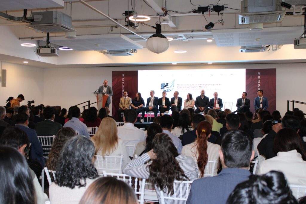 UPE recibe Mención Honorífica en el Premio de Excelencia Dual 2026