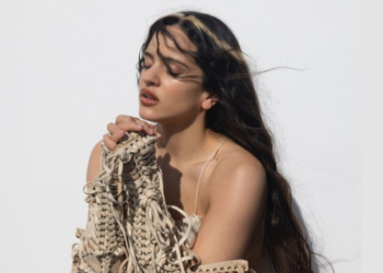 Rosalía acepta el premio Mujer del Año de Billboard Mujeres Latinas.