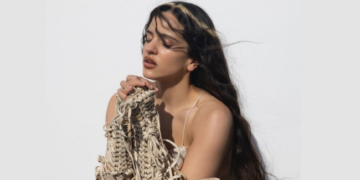 Rosalía acepta el premio Mujer del Año de Billboard Mujeres Latinas.