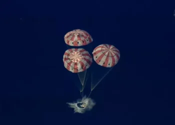 Astronautas de Artemis II regresan a la Tierra tras rodear la Luna