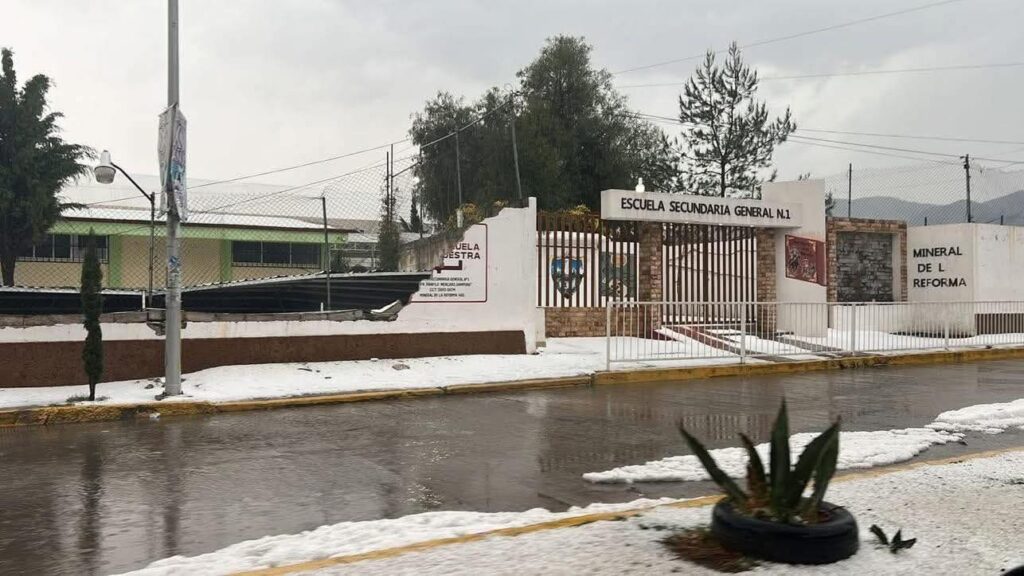 SEPH evalúa daños tras colapso de barda en Escuela Secundaria de Mineral de la Reforma