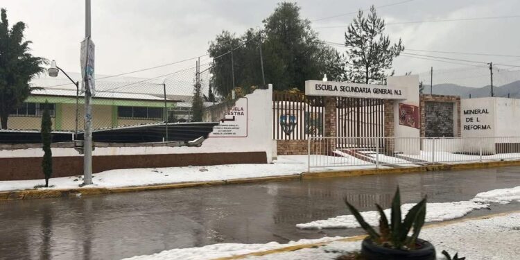 SEPH evalúa daños tras colapso de barda en Escuela Secundaria de Mineral de la Reforma