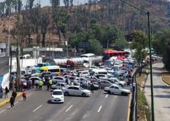 Bloquean la autopista México-Pachuca; taxistas exigen un alto a la inseguridad