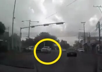 Conductor atropella y arrastra varios metros a motociclista en Tultitlán, Edomex