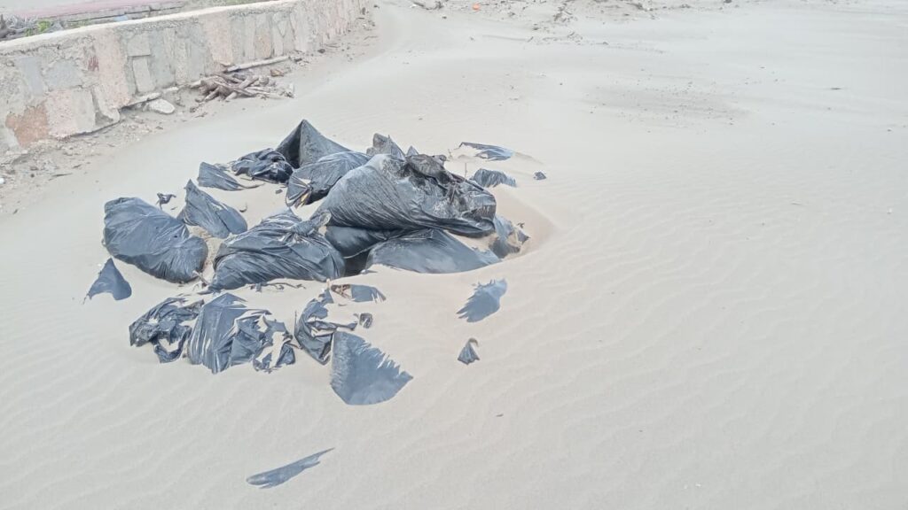 Denuncian abandono de bolsas con chapopote en playas de Veracruz
