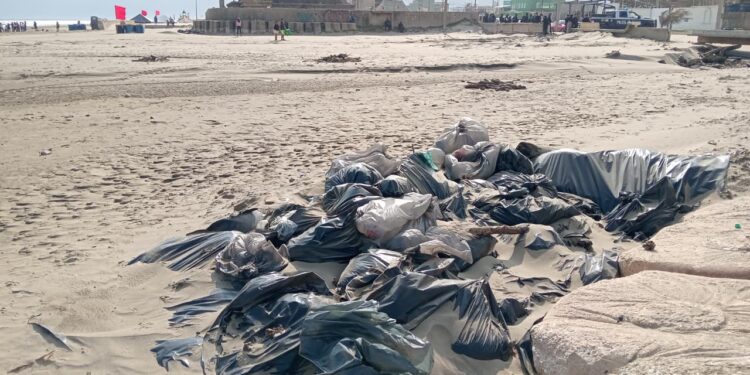 Denuncian abandono de bolsas con chapopote en playas de Veracruz