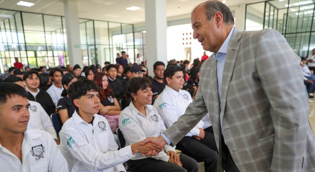 El secretario de Educación Pública de Hidalgo, Natividad Castrejón Valdez, encabezó la entrega de equipamiento especializado y mobiliario en la Universidad Politécnica de la Energía