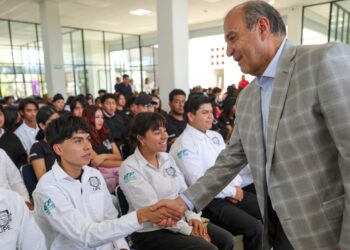 El secretario de Educación Pública de Hidalgo, Natividad Castrejón Valdez, encabezó la entrega de equipamiento especializado y mobiliario en la Universidad Politécnica de la Energía