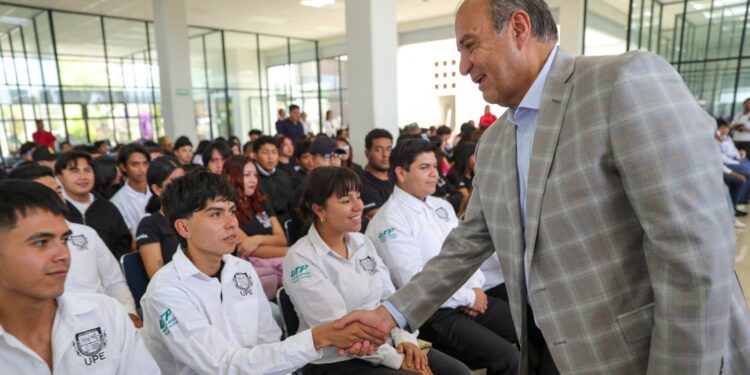 El secretario de Educación Pública de Hidalgo, Natividad Castrejón Valdez, encabezó la entrega de equipamiento especializado y mobiliario en la Universidad Politécnica de la Energía