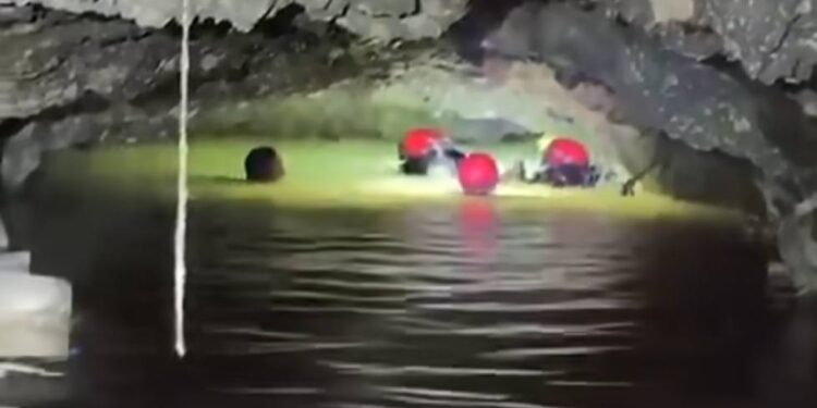 Hallan a dos mineros, uno con vida y queda uno sin localizar; a 13 días del derrumbe de la mina