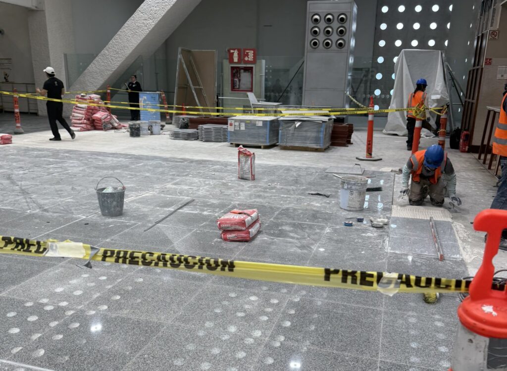 ¡A la mexicana! Usuarios se quejan de las remodelaciones de última hora y servicios del AICM