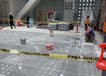 ¡A la mexicana! Usuarios se quejan de las remodelaciones de última hora y servicios del AICM