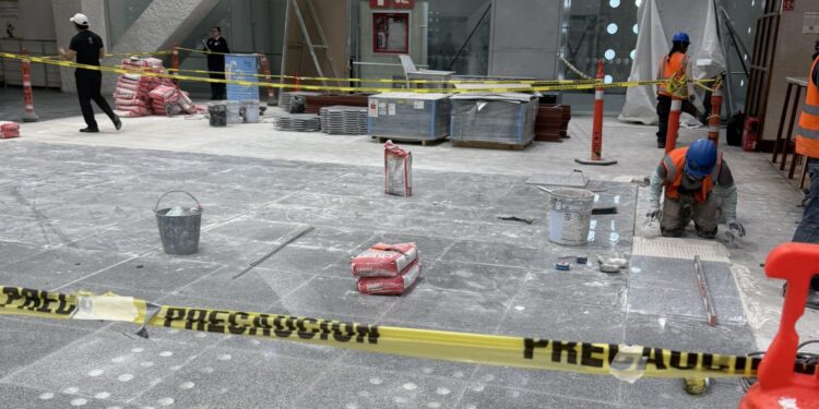 ¡A la mexicana! Usuarios se quejan de las remodelaciones de última hora y servicios del AICM